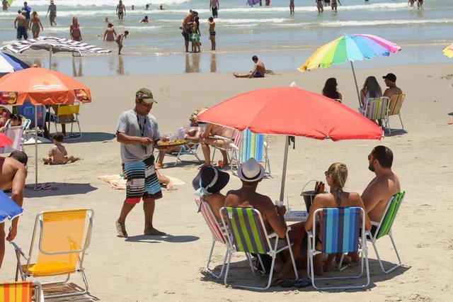 Decreto que regulamenta a utilização de mesas e cadeiras na orla das praias de São Francisco do Sul, provoca divergências entre prefeitura e proprietários de bares e restaurantes. Imagem na Prainha Decreto que regulamenta a utilização de mesas e cadeiras na orla das praias de São Francisco do Sul, provoca divergências entre prefeitura e proprietários de bares e restaurantes. Imagem na Prainha
