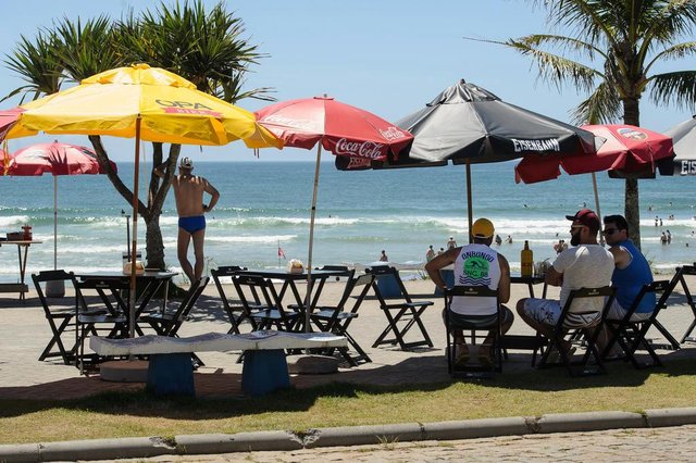 Decreto que regulamenta a utilização de mesas e cadeiras na orla das praias de São Francisco do Sul, provoca divergências entre prefeitura e proprietários de bares e restaurantes. Imagem na Prainha Decreto que regulamenta a utilização de mesas e cadeiras na orla das praias de São Francisco do Sul, provoca divergências entre prefeitura e proprietários de bares e restaurantes. Imagem na Prainha