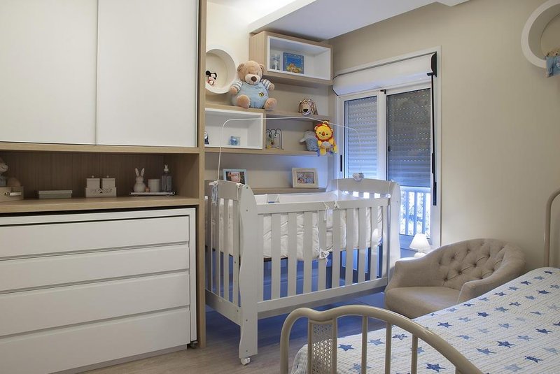 Quarto de bebê , dormitório , criança , projeto da arquiteta Carina Fraeb, marcenaria, branco, madeira