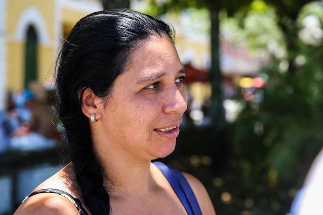 População comenta o aumento de R$17 no salário mínimo nacional. Na foto: Sônia Barbosa da Silva (36). (FOTO: TIAGO GHIZONI - FLORIANÓPOLIS, SANTA CATARINA, BRASIL - 04/01/2017) População comenta o aumento de R$17 no salário mínimo nacional. Na foto: Sônia Barbosa da Silva (36). (FOTO: TIAGO GHIZONI - FLORIANÓPOLIS, SANTA CATARINA, BRASIL - 04/01/2017)