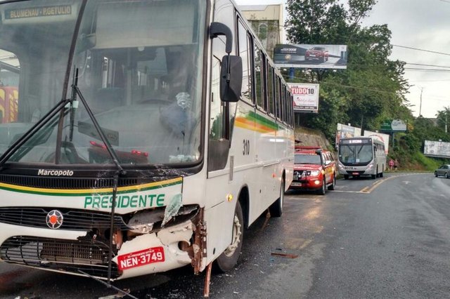 Colisão entre carro e ônibus na Rua 2 de Setembro Colisão entre carro e ônibus na Rua 2 de Setembro