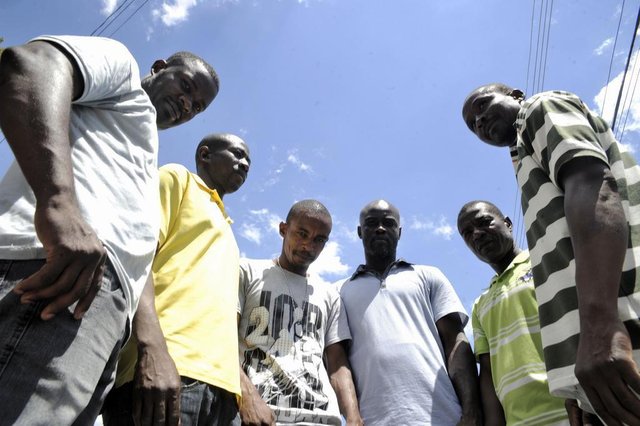 CAXIAS DO SUL, RS, BRASIL, 05/01/2018 -Imigrantes haitianos denunciam empresa caxiense por exploração de trabalho e prática de ameaça a funcionários estrangeiros. NA FOTO: DA ESQ. PARA DIR. - Miguel Pierre, Edvardi Charleron, Sergo Ridare, Neldy Alcima, Nesson Saintil e Philistin Regustin. (Marcelo Casagrande/Agência RBS) CAXIAS DO SUL, RS, BRASIL, 05/01/2018 -Imigrantes haitianos denunciam empresa caxiense por exploração de trabalho e prática de ameaça a funcionários estrangeiros. NA FOTO: DA ESQ. PARA DIR. - Miguel Pierre, Edvardi Charleron, Sergo Ridare, Neldy Alcima, Nesson Saintil e Philistin Regustin. (Marcelo Casagrande/Agência RBS)