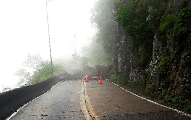 Queda de barreira na Serra do Rio do Rastro Queda de barreira na Serra do Rio do Rastro