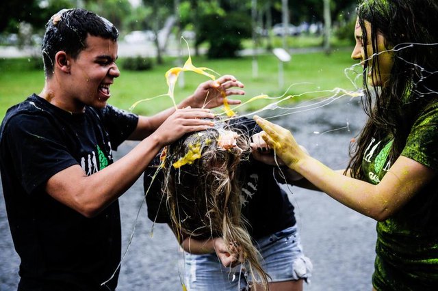 FLORIANOPOLIS, SC, BRASIL, 09.01.2018: Estudantes comemoram o resultado do vestibular da UFSC. (Foto: Diorgenes Pandini/Diario Catarinense )Indexador: Diorgenes Pandini FLORIANOPOLIS, SC, BRASIL, 09.01.2018: Estudantes comemoram o resultado do vestibular da UFSC. (Foto: Diorgenes Pandini/Diario Catarinense )Indexador: Diorgenes Pandini