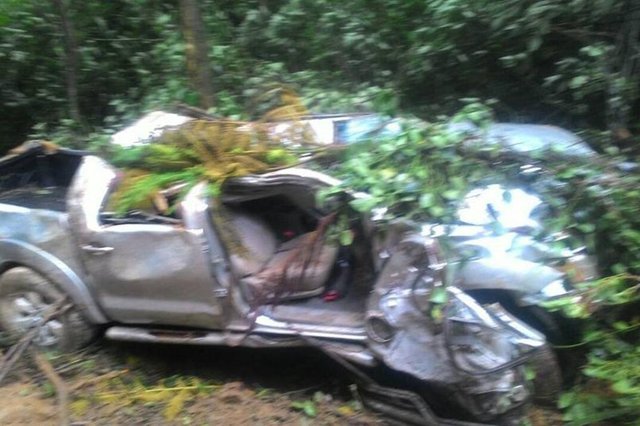 Casal sobrevive após cair de ribenceira no km 16.800 da Serra Dona Francisca Casal sobrevive após cair de ribenceira no km 16.800 da Serra Dona Francisca
