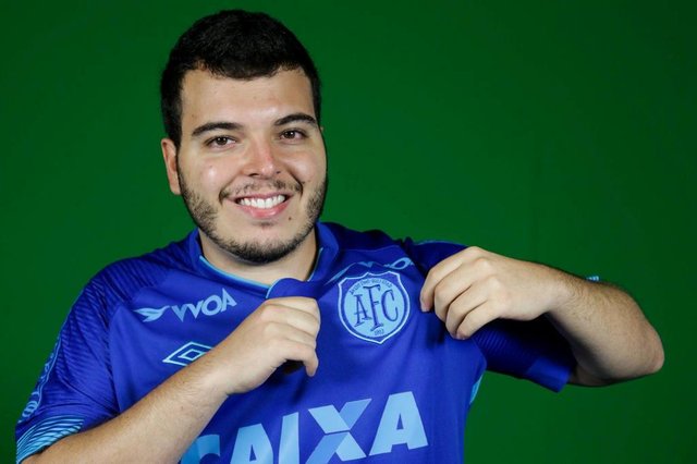 Novo colunista da Paixão Azurra da Hora de Santa Catarina: Vinicius Serafin Bello (FOTO: TIAGO GHIZONI/HORA DE SANTA CATARINA - FLORIANÓPOLIS, SANTA CATARINA, BRASIL - 09/01/2018) Novo colunista da Paixão Azurra da Hora de Santa Catarina: Vinicius Serafin Bello (FOTO: TIAGO GHIZONI/HORA DE SANTA CATARINA - FLORIANÓPOLIS, SANTA CATARINA, BRASIL - 09/01/2018)