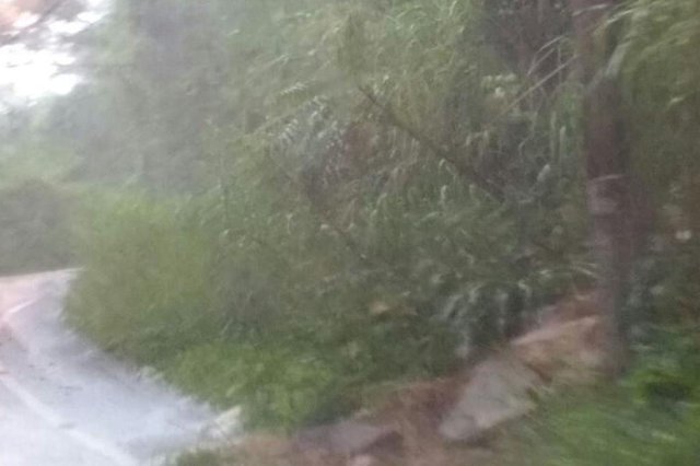 Ppequeno deslizamento na subida do Morro da Lagoa, em Florianópolis. Ppequeno deslizamento na subida do Morro da Lagoa, em Florianópolis.