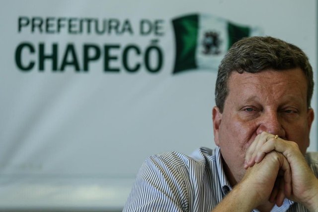 CHAPECÓ, 05/12/2016: Luciano Buligon, prefeito de Chapecó em coletivaIndexador: EMERSON SOUZA CHAPECÓ, 05/12/2016: Luciano Buligon, prefeito de Chapecó em coletivaIndexador: EMERSON SOUZA