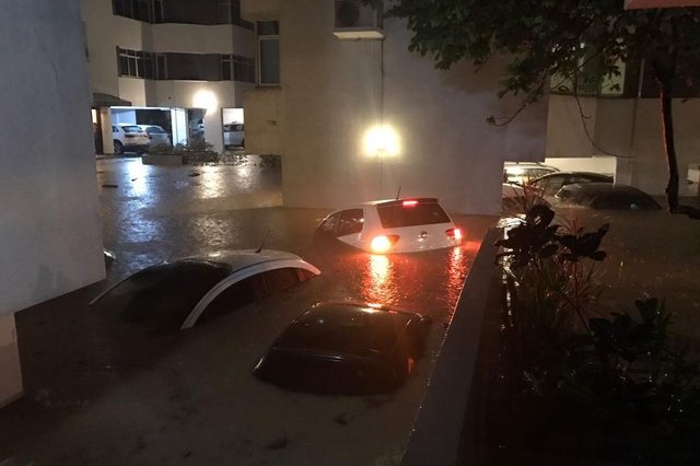 A administradora Marina Scarabelot Cidade, de 25 anos, mora no Ilha do Arvoredo e foi acordada por uma vizinha às 2h30min. Ela conta que um dos moradores conseguiu retirar o carro, mas daí o muro rompeu e veio água com muita força.¿ Foi muito rápido, em questão de 10 minutos o carro ficou todo encoberto pela água ¿ conta Marina, que teve perda total do seu Onix branco.Maria conta que cerca de 20 veículos foram encobertos no prédio dela, além do salão de festas, que ficou inundado e teve seus equipamentos danificados, e a área da piscina, que ficou também encoberta. A administradora Marina Scarabelot Cidade, de 25 anos, mora no Ilha do Arvoredo e foi acordada por uma vizinha às 2h30min. Ela conta que um dos moradores conseguiu retirar o carro, mas daí o muro rompeu e veio água com muita força.¿ Foi muito rápido, em questão de 10 minutos o carro ficou todo encoberto pela água ¿ conta Marina, que teve perda total do seu Onix branco.Maria conta que cerca de 20 veículos foram encobertos no prédio dela, além do salão de festas, que ficou inundado e teve seus equipamentos danificados, e a área da piscina, que ficou também encoberta.