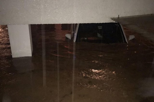 A administradora Marina Scarabelot Cidade, de 25 anos, mora no Ilha do Arvoredo e foi acordada por uma vizinha às 2h30min. Ela conta que um dos moradores conseguiu retirar o carro, mas daí o muro rompeu e veio água com muita força.¿ Foi muito rápido, em questão de 10 minutos o carro ficou todo encoberto pela água ¿ conta Marina, que teve perda total do seu Onix branco.Maria conta que cerca de 20 veículos foram encobertos no prédio dela, além do salão de festas, que ficou inundado e teve seus equipamentos danificados, e a área da piscina, que ficou também encoberta.Na foto, o carro da Marina A administradora Marina Scarabelot Cidade, de 25 anos, mora no Ilha do Arvoredo e foi acordada por uma vizinha às 2h30min. Ela conta que um dos moradores conseguiu retirar o carro, mas daí o muro rompeu e veio água com muita força.¿ Foi muito rápido, em questão de 10 minutos o carro ficou todo encoberto pela água ¿ conta Marina, que teve perda total do seu Onix branco.Maria conta que cerca de 20 veículos foram encobertos no prédio dela, além do salão de festas, que ficou inundado e teve seus equipamentos danificados, e a área da piscina, que ficou também encoberta.Na foto, o carro da Marina