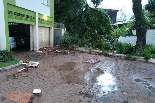 Com a intensidade da chuva ao longo da noite de ontem e madrugada desta quinta-feira, 11 de janeiro, o Rio Itacorubi transbordou e rompeu parte dos muros na região do Conjunto Verde Vale, no bairro Itacorubi. A água tomou conta das ruas internas do residencial levando lama, galhos, tijolos e pedaços de concreto. Com a intensidade da chuva ao longo da noite de ontem e madrugada desta quinta-feira, 11 de janeiro, o Rio Itacorubi transbordou e rompeu parte dos muros na região do Conjunto Verde Vale, no bairro Itacorubi. A água tomou conta das ruas internas do residencial levando lama, galhos, tijolos e pedaços de concreto.