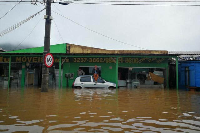 FLORIANÓPOLIS, SC, BRASIL, 11/01/2018: luis Carlos plásto, 50.. ha 15 anos nunca pegou uma enchente assim. Perdeu tudo ...(FOTO: BETINA HUMERES / DIÁRIO CATARINENSE) FLORIANÓPOLIS, SC, BRASIL, 11/01/2018: luis Carlos plásto, 50.. ha 15 anos nunca pegou uma enchente assim. Perdeu tudo ...(FOTO: BETINA HUMERES / DIÁRIO CATARINENSE)