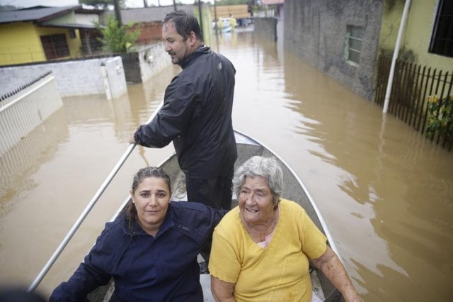 FLORIANÓPOLIS, SC, BRASIL - 11/01/2018Estragos causados pela chuva. Na foto, Dona Iraci Garcia Gaspar (de amarelo) , 86 , avó de Shirlei Nunes, da foto, não queria sair de casa. Disse que já perdeu tudo outras vezes e que tava cansada .. a gente conseguiu convencer ela a sair e acompanhei a saída. Perdeu quase tudo em casa FLORIANÓPOLIS, SC, BRASIL - 11/01/2018Estragos causados pela chuva. Na foto, Dona Iraci Garcia Gaspar (de amarelo) , 86 , avó de Shirlei Nunes, da foto, não queria sair de casa. Disse que já perdeu tudo outras vezes e que tava cansada .. a gente conseguiu convencer ela a sair e acompanhei a saída. Perdeu quase tudo em casa