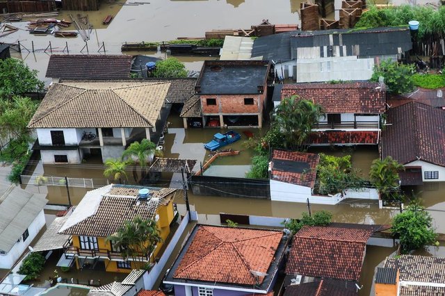 Chuva intensa causa estragos em Florianópolis. Bairro: Rio Tavares. (FOTO: TIAGO GHIZONI/DIÁRIO CATARINENSE - FLORIANÓPOLIS, SANTA CATARINA, BRASIL - 11/01/2017) Chuva intensa causa estragos em Florianópolis. Bairro: Rio Tavares. (FOTO: TIAGO GHIZONI/DIÁRIO CATARINENSE - FLORIANÓPOLIS, SANTA CATARINA, BRASIL - 11/01/2017)