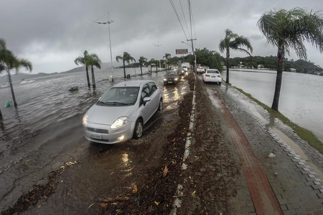 FLORIANÓPOLIS, SC, BRASIL - 11/01/2018Estragos da chuva na Lagoa da Conceição FLORIANÓPOLIS, SC, BRASIL - 11/01/2018Estragos da chuva na Lagoa da Conceição