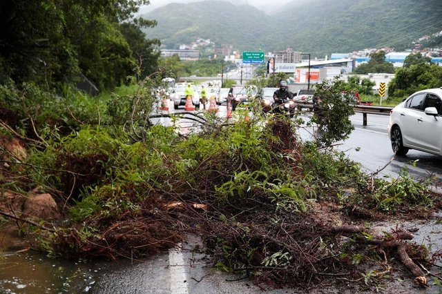 FLORIANÓPOLIS, SC, BRASIL, 11/01/2018: Deslizamento na SC401.(Foto: CRISTIANO ESTRELA / DIÁRIO CATARINENSE) FLORIANÓPOLIS, SC, BRASIL, 11/01/2018: Deslizamento na SC401.(Foto: CRISTIANO ESTRELA / DIÁRIO CATARINENSE)