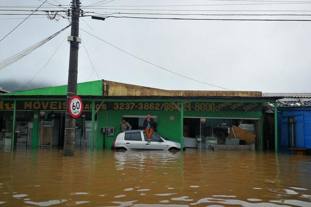 FLORIANÓPOLIS, SC, BRASIL, 11/01/2018: luis Carlos plásto, 50.. ha 15 anos nunca pegou uma enchente assim. Perdeu tudo ...(FOTO: BETINA HUMERES / DIÁRIO CATARINENSE) FLORIANÓPOLIS, SC, BRASIL, 11/01/2018: luis Carlos plásto, 50.. ha 15 anos nunca pegou uma enchente assim. Perdeu tudo ...(FOTO: BETINA HUMERES / DIÁRIO CATARINENSE)