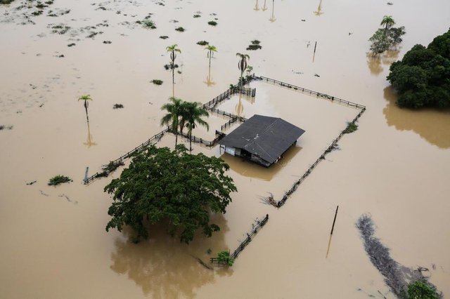 Chuva intensa causa estragos em Florianópolis. Bairro: Ratones. (FOTO: TIAGO GHIZONI/DIÁRIO CATARINENSE - FLORIANÓPOLIS, SANTA CATARINA, BRASIL - 11/01/2017) Chuva intensa causa estragos em Florianópolis. Bairro: Ratones. (FOTO: TIAGO GHIZONI/DIÁRIO CATARINENSE - FLORIANÓPOLIS, SANTA CATARINA, BRASIL - 11/01/2017)