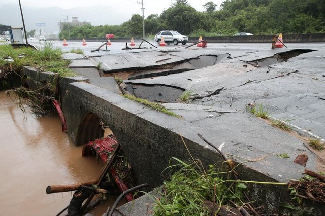 FLORIANÓPOLIS, SC, BRASIL - 11/01/2018Asfalto cede e abre cratera na SC401 FLORIANÓPOLIS, SC, BRASIL - 11/01/2018Asfalto cede e abre cratera na SC401