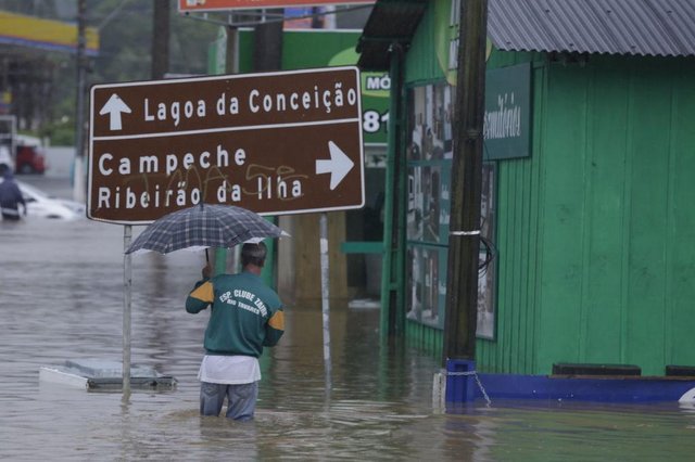 FLORIANÓPOLIS, SC, BRASIL, 11/01/2018: Alagamentos na SC405.(Foto: DIORGENES PANDINI) FLORIANÓPOLIS, SC, BRASIL, 11/01/2018: Alagamentos na SC405.(Foto: DIORGENES PANDINI)