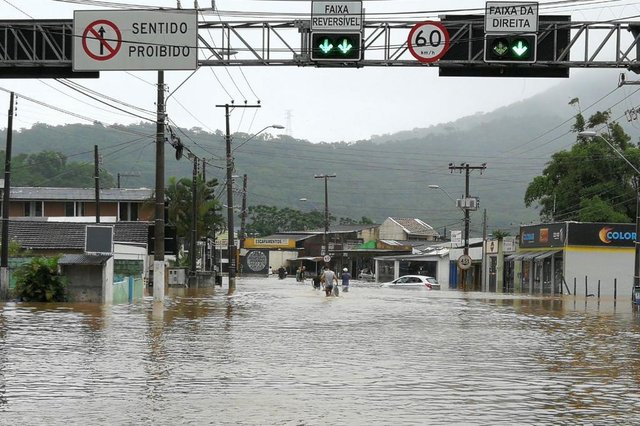 FLORIANÓPOLIS, SC, BRASIL, 11/01/2018: SC 405 interditada. Pessoas saindo com água na cintura.(fOTO: BETINA HUMERES) FLORIANÓPOLIS, SC, BRASIL, 11/01/2018: SC 405 interditada. Pessoas saindo com água na cintura.(fOTO: BETINA HUMERES)