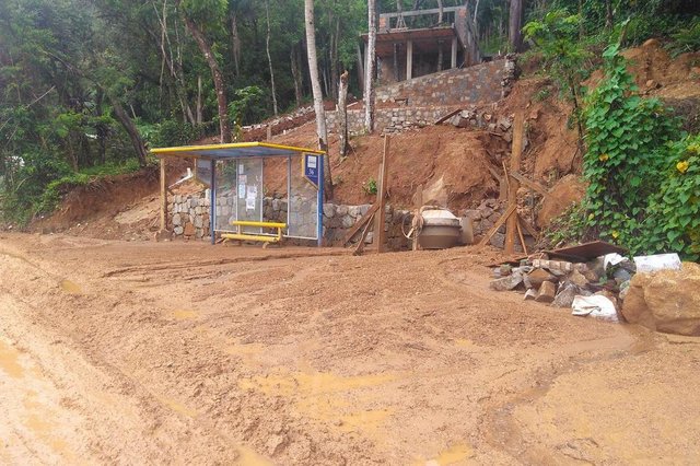 Rua Laurindo Januário da Silveira sofreu com deslizamento da encosta do morro do badejo e a lama tomou conta Rua Laurindo Januário da Silveira sofreu com deslizamento da encosta do morro do badejo e a lama tomou conta