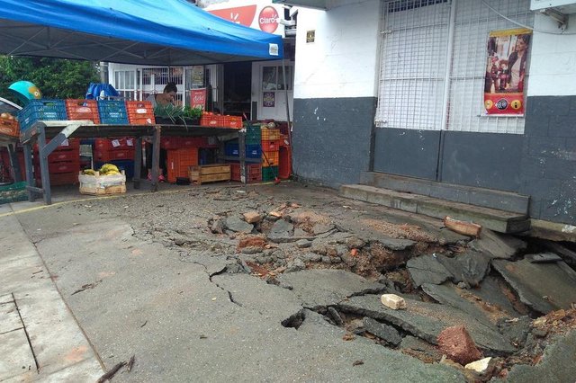 Dono de Sacolão no Canto da Lagoa precisou colocar as mercadorias na rua. Um riacho que passa por baixo do prédio virou uma cachoeira e destruiu o chão do local Dono de Sacolão no Canto da Lagoa precisou colocar as mercadorias na rua. Um riacho que passa por baixo do prédio virou uma cachoeira e destruiu o chão do local