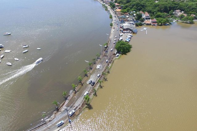 Florianopolis, SC, Brasil, 12.01.2018: Enchente em Florianopolis. Foto na Lagoa da Conceição. Florianopolis, SC, Brasil, 12.01.2018: Enchente em Florianopolis. Foto na Lagoa da Conceição.