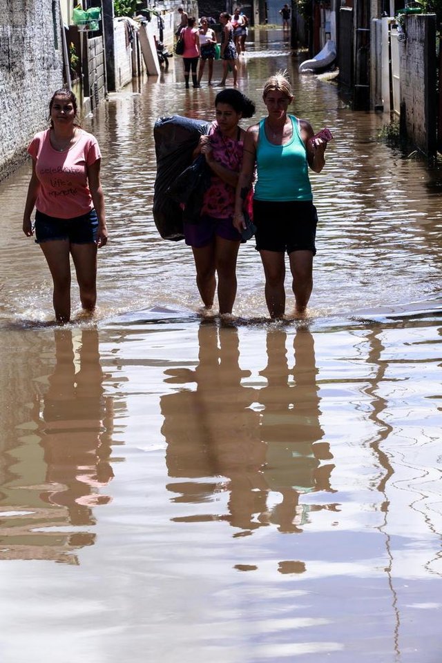 FLORIANOPOLIS, SC, BRASIL, 12.01.2018: Rescaldo das chuvas, enchentes e deslizamentos na ilha de Florianopolis. Na SC 405 (Foto: Diorgenes Pandini/Diario Catarinense)Indexador: Diorgenes Pandini FLORIANOPOLIS, SC, BRASIL, 12.01.2018: Rescaldo das chuvas, enchentes e deslizamentos na ilha de Florianopolis. Na SC 405 (Foto: Diorgenes Pandini/Diario Catarinense)Indexador: Diorgenes Pandini