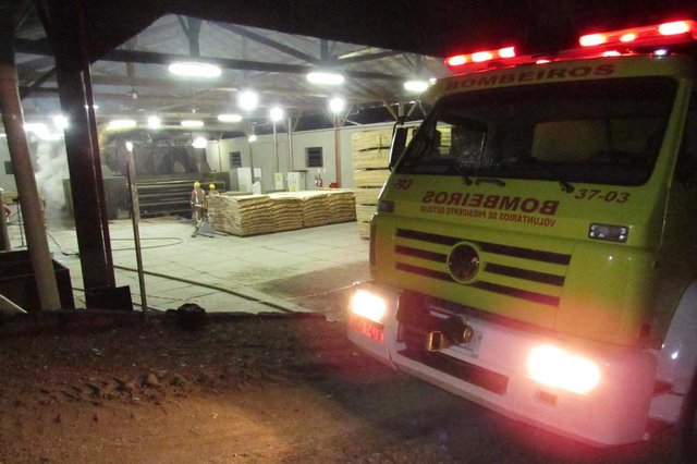 Bombeiros Voluntários de Presidente Getúlio registram incêndio em secadora de lâminas