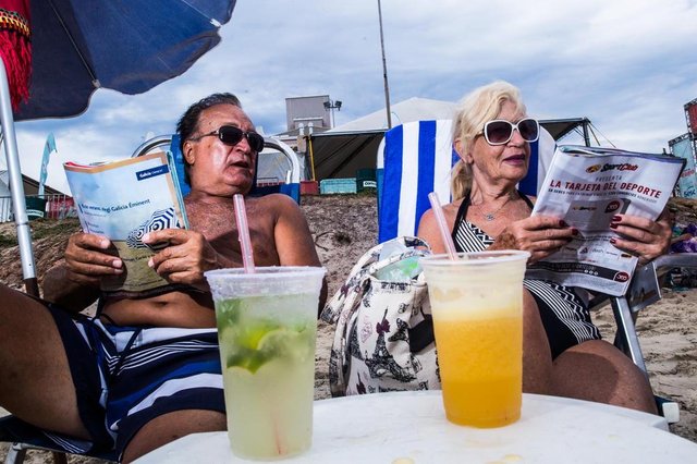 FLORIANOPOLIS, SC, BRASIL, 15.01.2018: Número record de Argentinos em Florianópolis, principalmente em Canasvieiras. Roberto Pellegrino e a esposa Maria del Carmin Pizzo (Foto: Diorgenes Pandini/Diario Catarinense)Indexador: Diorgenes Pandini FLORIANOPOLIS, SC, BRASIL, 15.01.2018: Número record de Argentinos em Florianópolis, principalmente em Canasvieiras. Roberto Pellegrino e a esposa Maria del Carmin Pizzo (Foto: Diorgenes Pandini/Diario Catarinense)Indexador: Diorgenes Pandini