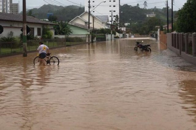 Chuva causa alagamentos em Brusque Chuva causa alagamentos em Brusque
