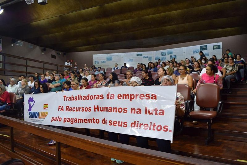 Merendeiras contratadas pela empresa FA Recursos Humanos para a rede municipal de ensino de Caxias do Sul protestam contra atrasos nos salários de dezembro.