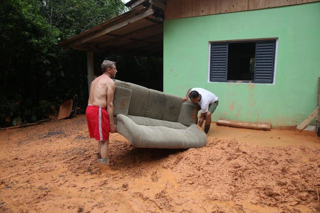 BLUEMANAU, SC, BRASIL - 17/01/2018Efeitos da chuva em Blumenau. Na foto, Jeferson Santana (dir.) e Ademar Horbach (esq.) retira seu sofá perdido durante a chuva. Sua casa fica no Morro do Artur, no bairro Progresso BLUEMANAU, SC, BRASIL - 17/01/2018Efeitos da chuva em Blumenau. Na foto, Jeferson Santana (dir.) e Ademar Horbach (esq.) retira seu sofá perdido durante a chuva. Sua casa fica no Morro do Artur, no bairro Progresso