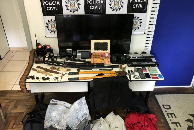 Operação Casa Nostra, da Defrec de Caxias do Sul, prendeu dois e recuperou objetos furtados de residências. Na ocasião, também foi preso um homem que tentava extorquir uma vítima de roubo de veículo.