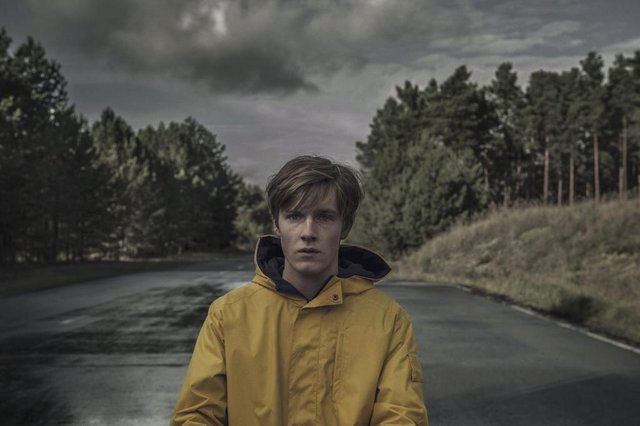 Louis Hofmann em cena de Dark, série alemã de Ficção Científica Louis Hofmann em cena de Dark, série alemã de Ficção Científica