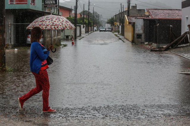 FLORIANOPOLIS, SC, BRASIL, 010/01/2018 - Chuva forte e constante deixa ruas alagadas no Rio VermelhoFoto: Servidão Maurilio Nunes, Rio VermelhoLocal: FlorianópolisIndexador: Betina HumeresFonte: Diário Catarinense FLORIANOPOLIS, SC, BRASIL, 010/01/2018 - Chuva forte e constante deixa ruas alagadas no Rio VermelhoFoto: Servidão Maurilio Nunes, Rio VermelhoLocal: FlorianópolisIndexador: Betina HumeresFonte: Diário Catarinense