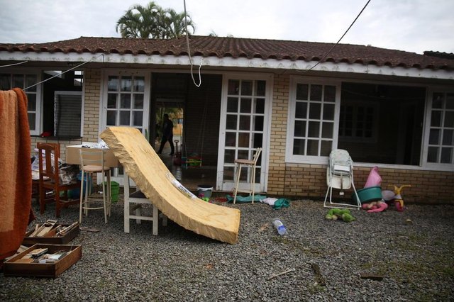 JOINVILLE, SC, BRASIL - 18/01/2018Efeitos da chuva em Joinville no bairro Vila Nova. Na foto, móveis secam no bairro Vila Nova JOINVILLE, SC, BRASIL - 18/01/2018Efeitos da chuva em Joinville no bairro Vila Nova. Na foto, móveis secam no bairro Vila Nova