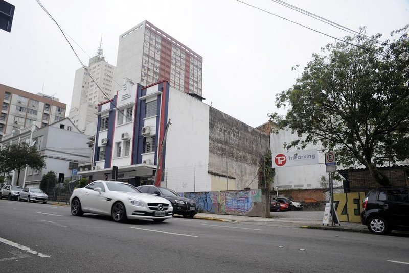  CAXIAS DO SUL, RS, BRASIL, 16/01/2018 - Entrada do estacionamento do Shopping Triches agora é pela rua Garibaldi. (Marcelo Casagrande/Agência RBS)