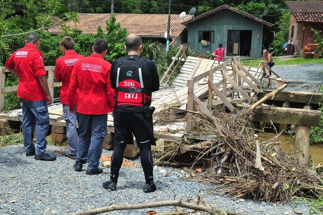 JOINVILLE, SC, BRASIL 18-01-2018Moradores do Bairro Jardim Sofia Limpam suas casas após enchete. Ponte na rua Manoel Calixto Rodrigues quebrou e deixou famílias iliadas. JOINVILLE, SC, BRASIL 18-01-2018Moradores do Bairro Jardim Sofia Limpam suas casas após enchete. Ponte na rua Manoel Calixto Rodrigues quebrou e deixou famílias iliadas.