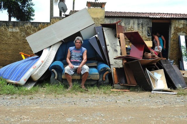JOINVILLE, SC, BRASIL 18-01-2018Moradores do Bairro Jardim Sofia Limpam suas casas após enchete. Na casa de Luiz Antônio Padilha a água atingiu 1 metro e meio, e sobrou poucas coisas. JOINVILLE, SC, BRASIL 18-01-2018Moradores do Bairro Jardim Sofia Limpam suas casas após enchete. Na casa de Luiz Antônio Padilha a água atingiu 1 metro e meio, e sobrou poucas coisas.