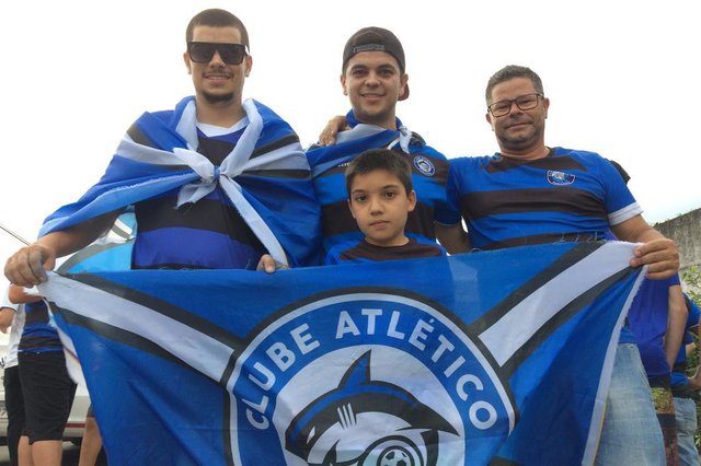 Torcida Hercílio Luz x Tubarão - Clássico da CIdade Azul - Gelson Silvério, 45 anos, segurando a bandeira. Na outra Foto, com os filhos José Luiz, 21 (óculos escuros), Gelson Júnior, 23, e o sobrinho Matheus, 9. Torcida Hercílio Luz x Tubarão - Clássico da CIdade Azul - Gelson Silvério, 45 anos, segurando a bandeira. Na outra Foto, com os filhos José Luiz, 21 (óculos escuros), Gelson Júnior, 23, e o sobrinho Matheus, 9.