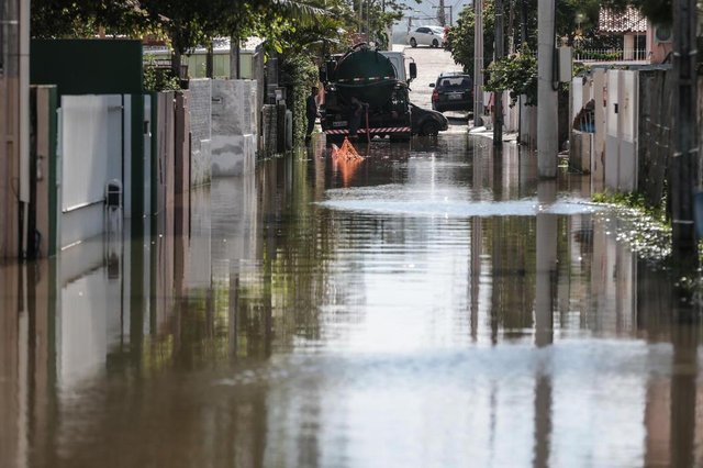 FLORIANÓPOLIS, SC, BRASIL, 18/01/2018: Rescaldo dos estragos provocados pelos alagamentos na capital. Na foto: Caminhão contratado para retirar a água acumulada na rua Nildo Nepomuceno, no bairro Ingleses, alagada. (Foto: CRISTIANO ESTRELA / DIÁRIO CATARINENSE) FLORIANÓPOLIS, SC, BRASIL, 18/01/2018: Rescaldo dos estragos provocados pelos alagamentos na capital. Na foto: Caminhão contratado para retirar a água acumulada na rua Nildo Nepomuceno, no bairro Ingleses, alagada. (Foto: CRISTIANO ESTRELA / DIÁRIO CATARINENSE)