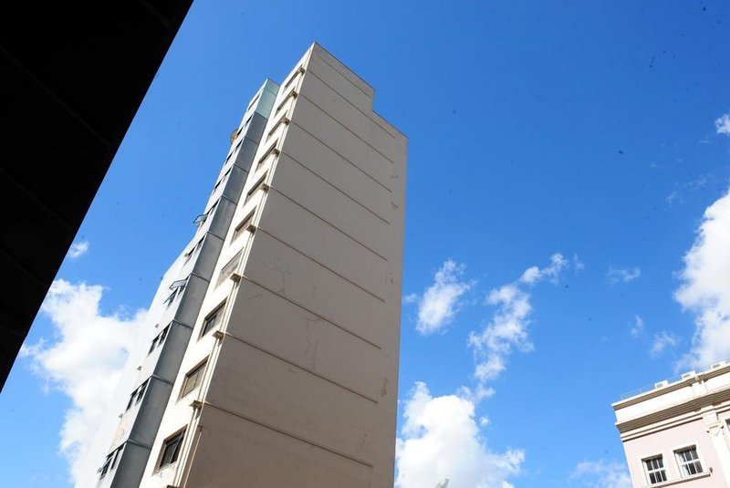  CAXIAS DO SUL, RS, BRASIL (19/01/2018). Fatalidade no Condomínio Edifício Angelo José Pieruccini, localizado na rua Marquês do Herval. Jovem despenca do 10º andar. (Roni Rigon/Poneiro).