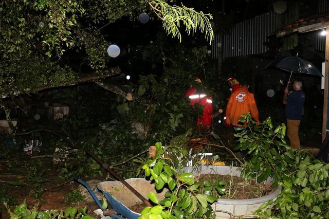 Equipe da Prefeitura realiza força-tarefa após tempestade Equipe da Prefeitura realiza força-tarefa após tempestade