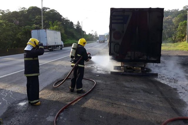 caminhão pega fogo na br101 caminhão pega fogo na br101