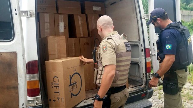 Cigarros contrabandeados apreendidos em Gaspar Cigarros contrabandeados apreendidos em Gaspar