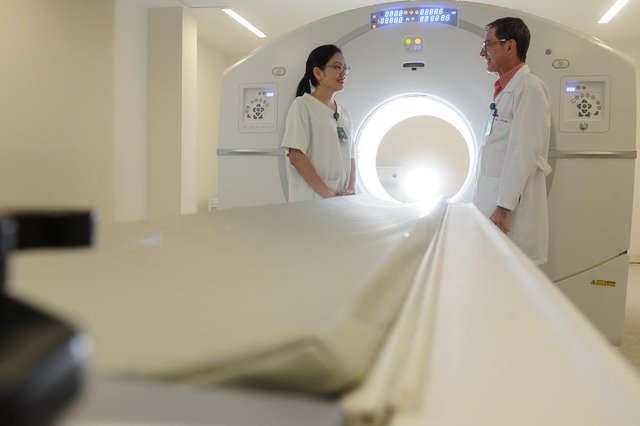 JOINVILLE, SC, BRASIL, 25-01-2018Unimed inaugura, hoje, centro oncológico. Na foto: equipamentos na sala do PET/CT, os personagens são Marcia T. Kaibara Hatori (coordenadora da radio terapia e medicina nuclear) e Arnim Koenig (coordenador de engenharia clínica) JOINVILLE, SC, BRASIL, 25-01-2018Unimed inaugura, hoje, centro oncológico. Na foto: equipamentos na sala do PET/CT, os personagens são Marcia T. Kaibara Hatori (coordenadora da radio terapia e medicina nuclear) e Arnim Koenig (coordenador de engenharia clínica)