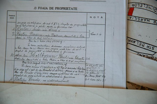FLORIANOPOLIS, SC, BRASIL, 08/01/2018 - ENTREVISTA NOS - Gabriela Schwartz Heilbraun, sobrevivente do Holocausto, esteve presa em Auschwitz, durante a Segunda Guerra MundialFoto: Documento comprova trasferência de trabalho na época do campo de concentraçãoLocal: FlorianópolisIndexador: Betina HumeresFonte: Diário Catarinense FLORIANOPOLIS, SC, BRASIL, 08/01/2018 - ENTREVISTA NOS - Gabriela Schwartz Heilbraun, sobrevivente do Holocausto, esteve presa em Auschwitz, durante a Segunda Guerra MundialFoto: Documento comprova trasferência de trabalho na época do campo de concentraçãoLocal: FlorianópolisIndexador: Betina HumeresFonte: Diário Catarinense
