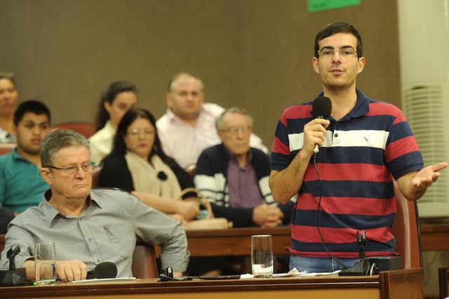 CAXIAS DO SUL, RS, BRASIL, 05/09/2017. Votação sobre admissibilidade do pedido de impeachment do prefeito Daniel Guerra (PRB) na Câmara de Vereadores de Caxias do Sul, acabou com a rejeição por unanimidade. Na foto, Flávio Cassina (PTB) e Rafael Bueno (PDT). (Diogo Sallaberry/Agência RBS) CAXIAS DO SUL, RS, BRASIL, 05/09/2017. Votação sobre admissibilidade do pedido de impeachment do prefeito Daniel Guerra (PRB) na Câmara de Vereadores de Caxias do Sul, acabou com a rejeição por unanimidade. Na foto, Flávio Cassina (PTB) e Rafael Bueno (PDT). (Diogo Sallaberry/Agência RBS)